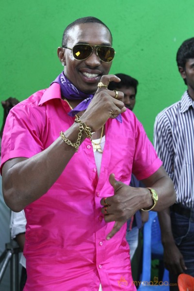 Dwayne Bravo Lungi Dance Photos
