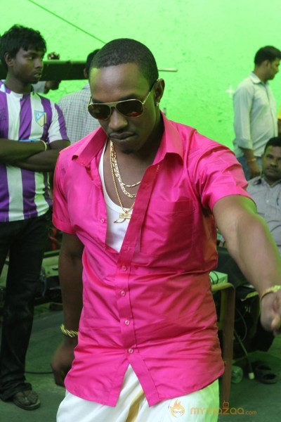 Dwayne Bravo Lungi Dance Photos