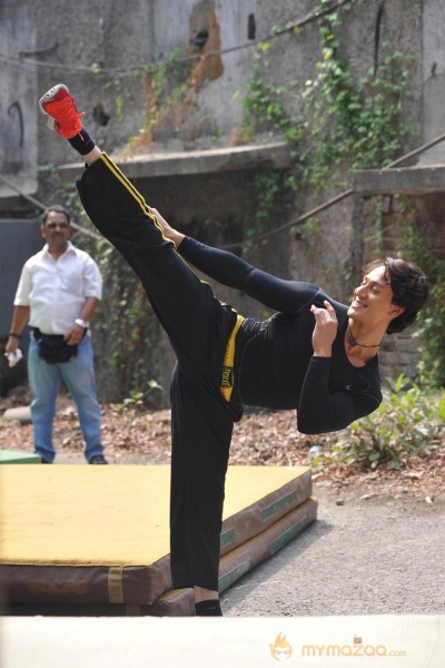 Heropanti star Tiger Shroff deadly live stunts
