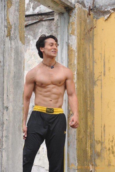 Heropanti star Tiger Shroff deadly live stunts