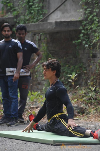 Heropanti star Tiger Shroff deadly live stunts