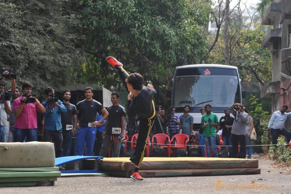Heropanti star Tiger Shroff deadly live stunts