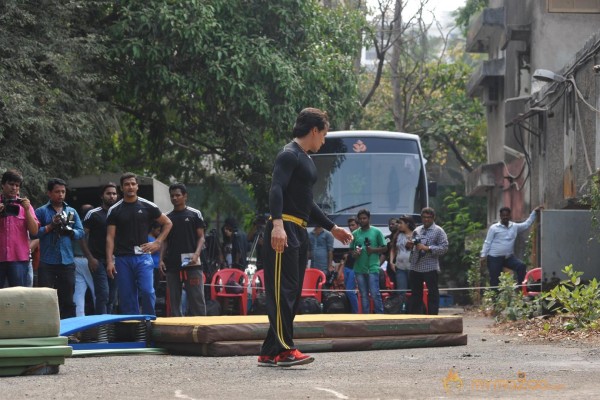 Heropanti star Tiger Shroff deadly live stunts
