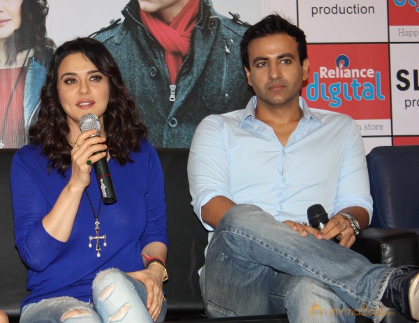 Ishkq In Paris Promotion At Reliance Digital Store 