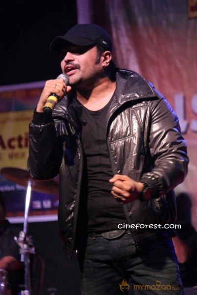 KHILADI 786 MOVIE PROMOTION PHOTOS