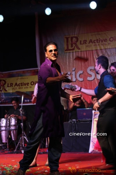 KHILADI 786 MOVIE PROMOTION PHOTOS