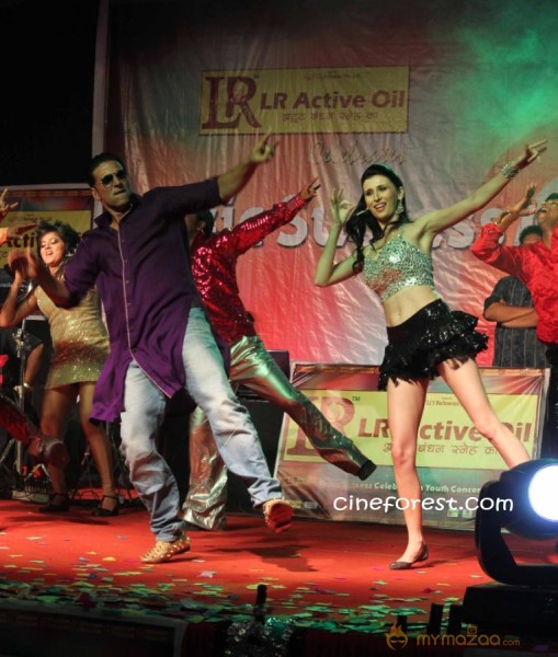 KHILADI 786 MOVIE PROMOTION PHOTOS