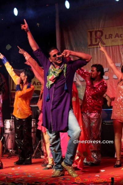 KHILADI 786 MOVIE PROMOTION PHOTOS