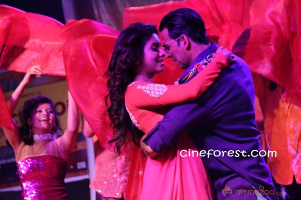 KHILADI 786 MOVIE PROMOTION PHOTOS