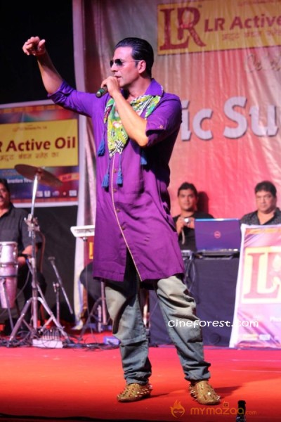 KHILADI 786 MOVIE PROMOTION PHOTOS