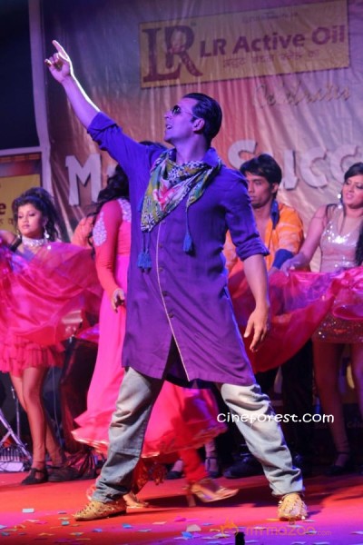 KHILADI 786 MOVIE PROMOTION PHOTOS
