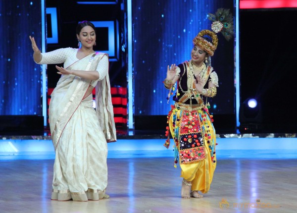 Lootera Team At Star Plus India Dancing Superstar 2 