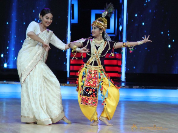 Lootera Team At Star Plus India Dancing Superstar 2 