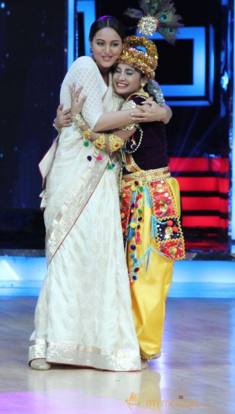 Lootera Team At Star Plus India Dancing Superstar 2 