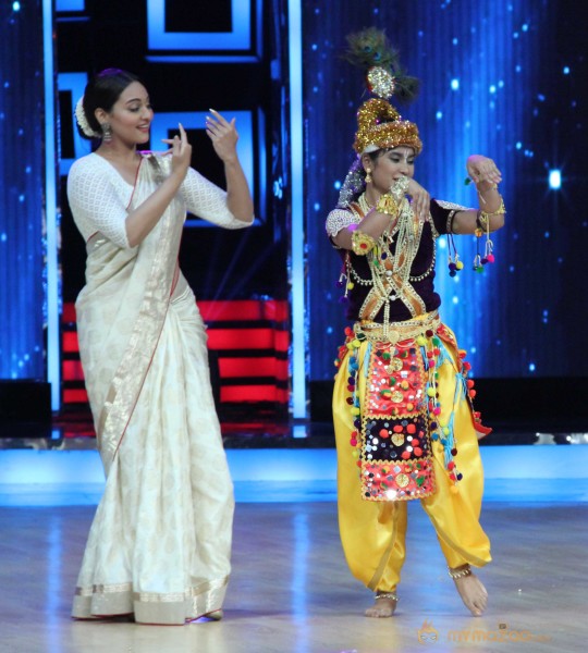 Lootera Team At Star Plus India Dancing Superstar 2 