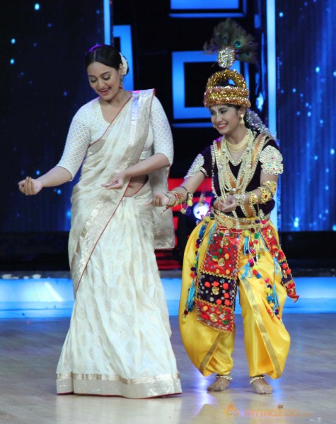 Lootera Team At Star Plus India Dancing Superstar 2 