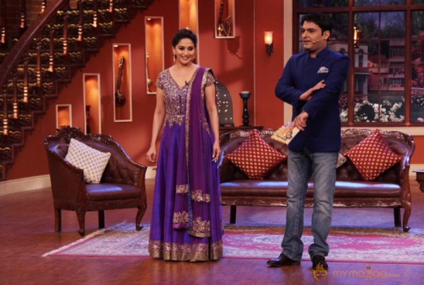 Madhuri Dedh Ishqiya Promotion Photos