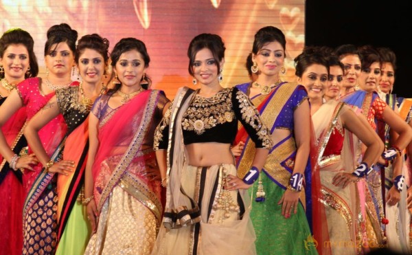 Miss n Mrs India Gujarati Fashion Show Photos02