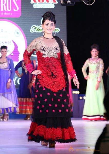 Miss n Mrs India Gujarati Fashion Show Photos02