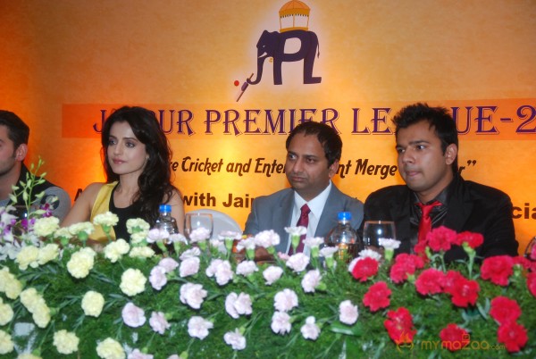 Neil Nitin Mukesh-Ameesha Patel at JPL Season-2 Launch 