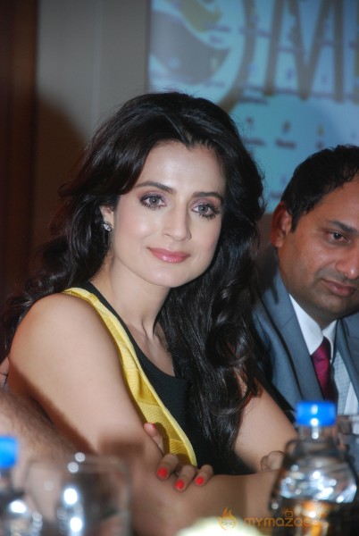 Neil Nitin Mukesh-Ameesha Patel at JPL Season-2 Launch 