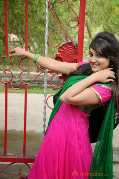 Priyanka Glam pics at Nuvve Kavali shooting
