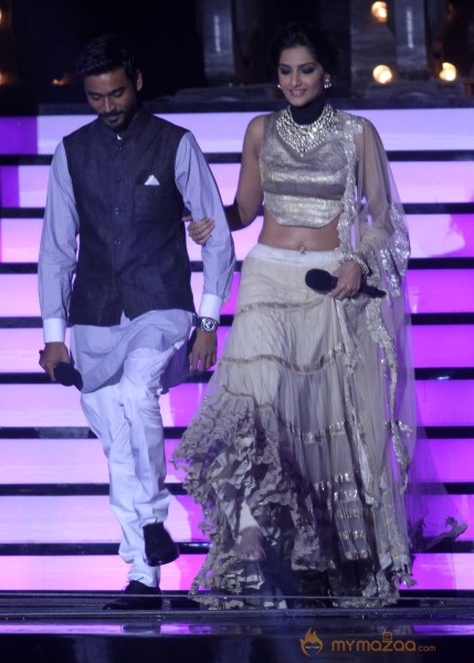 Raanjhana Team Promotion At Jhalak Dikhla Jaa 
