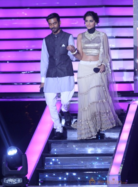 Raanjhana Team Promotion At Jhalak Dikhla Jaa 