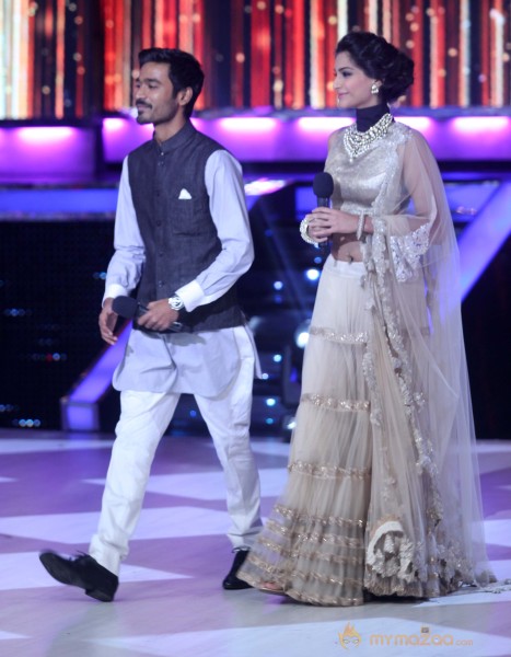 Raanjhana Team Promotion At Jhalak Dikhla Jaa 