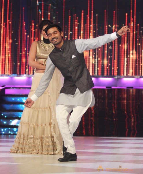 Raanjhana Team Promotion At Jhalak Dikhla Jaa 