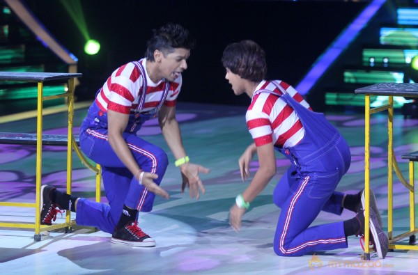 Raanjhana Team Promotion At Jhalak Dikhla Jaa 