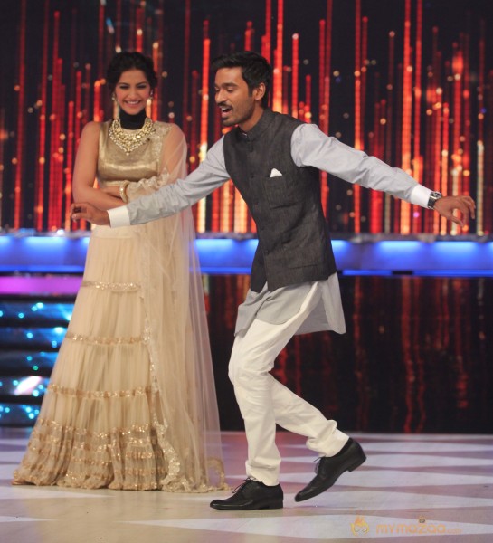 Raanjhana Team Promotion At Jhalak Dikhla Jaa 