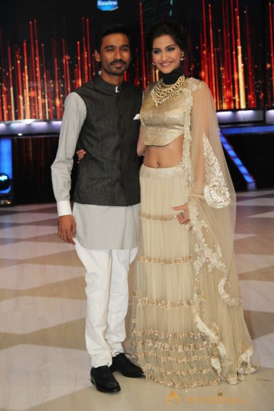Raanjhana Team Promotion At Jhalak Dikhla Jaa 