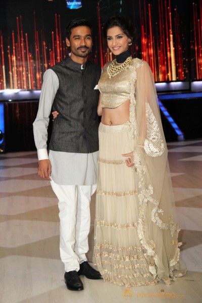 Raanjhana Team Promotion At Jhalak Dikhla Jaa 