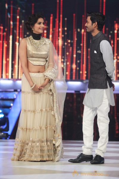 Raanjhana Team Promotion At Jhalak Dikhla Jaa 