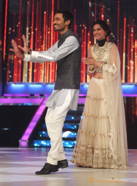 Raanjhana Team Promotion At Jhalak Dikhla Jaa 