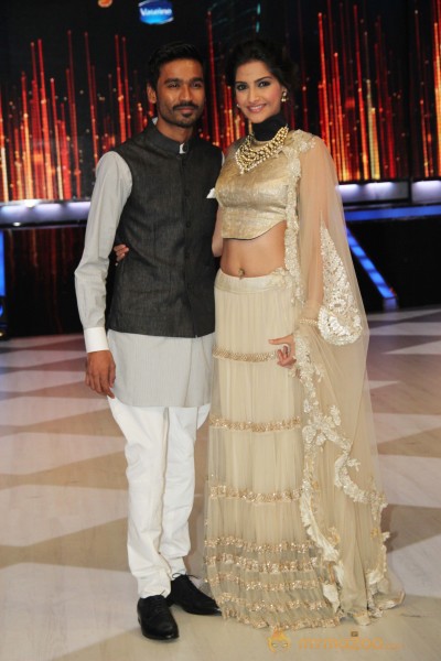 Raanjhana Team Promotion At Jhalak Dikhla Jaa 