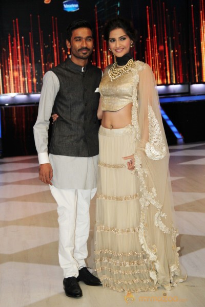 Raanjhana Team Promotion At Jhalak Dikhla Jaa 