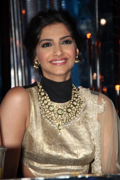 Raanjhana Team Promotion At Jhalak Dikhla Jaa 