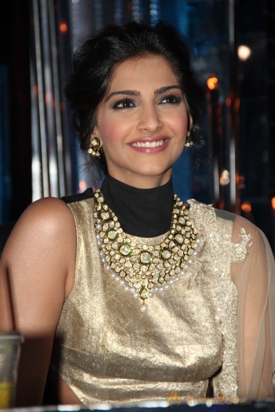 Raanjhana Team Promotion At Jhalak Dikhla Jaa 