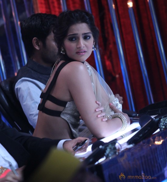 Raanjhana Team Promotion At Jhalak Dikhla Jaa 