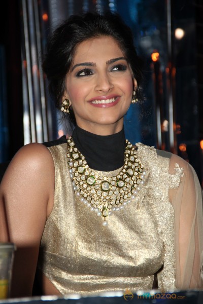 Raanjhana Team Promotion At Jhalak Dikhla Jaa 
