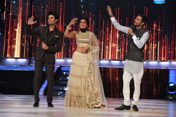 Raanjhana Team Promotion At Jhalak Dikhla Jaa 