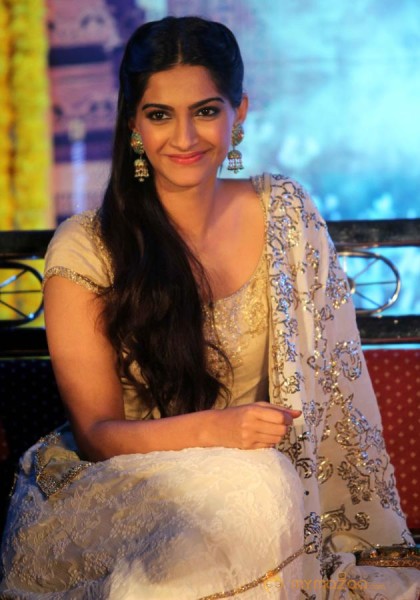 Raanjhanaa Movie Team Press Meet 