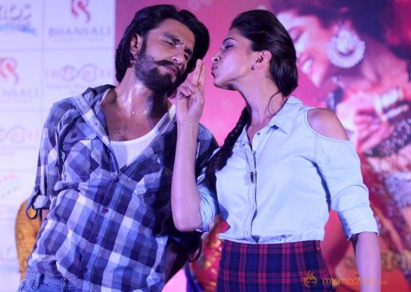 Ranveer, Deepika Ram Leela Promote Photos