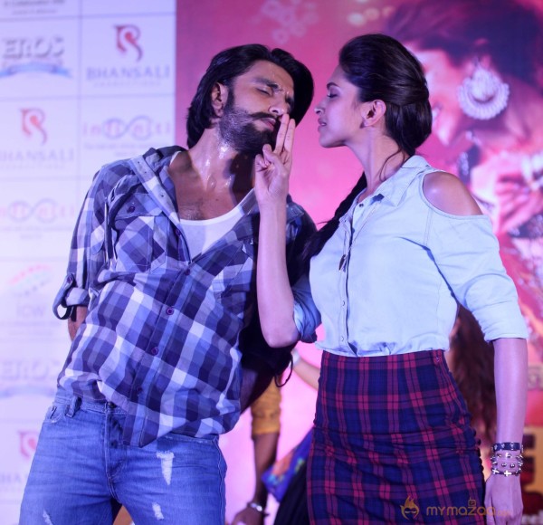 Ranveer, Deepika Ram Leela Promote Photos