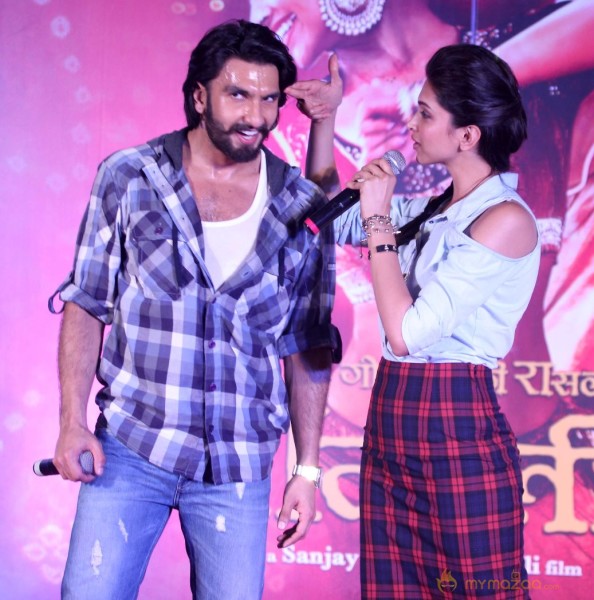 Ranveer, Deepika Ram Leela Promote Photos