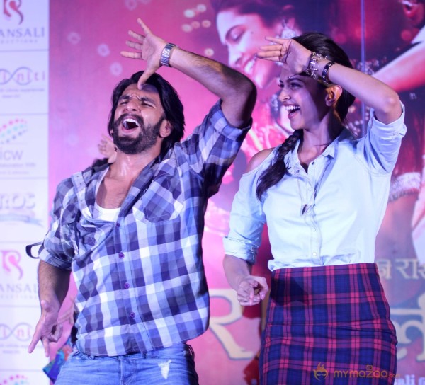 Ranveer, Deepika Ram Leela Promote Photos