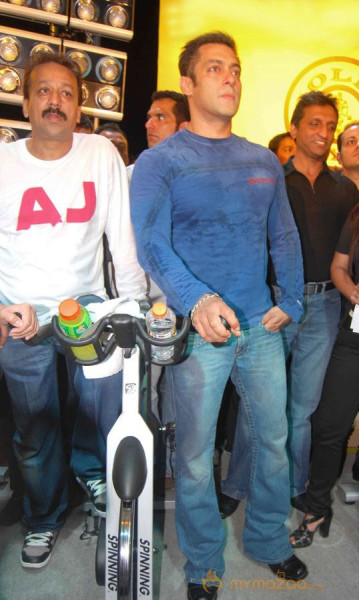 Salman at gold gym - Gallery 