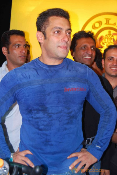 Salman at gold gym - Gallery 